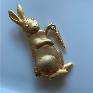 JONETTE JEWELRY Signed JJ vintage Rabbit with articulated carrot pin spring gold